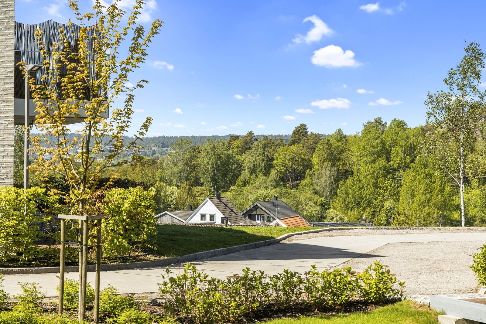 Rolig boligområde med nærhet til skog og mark, med gode turmuligheter. Galleribilde