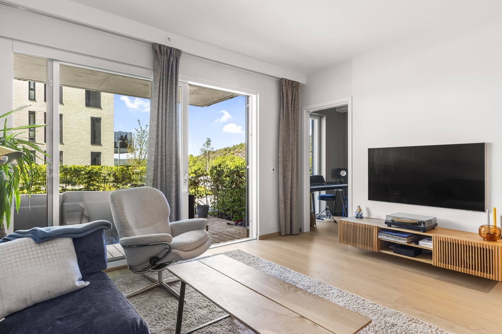 Skyvedør i malt tre med 3-lags glass åpner opp mot uteplassen. Galleribilde