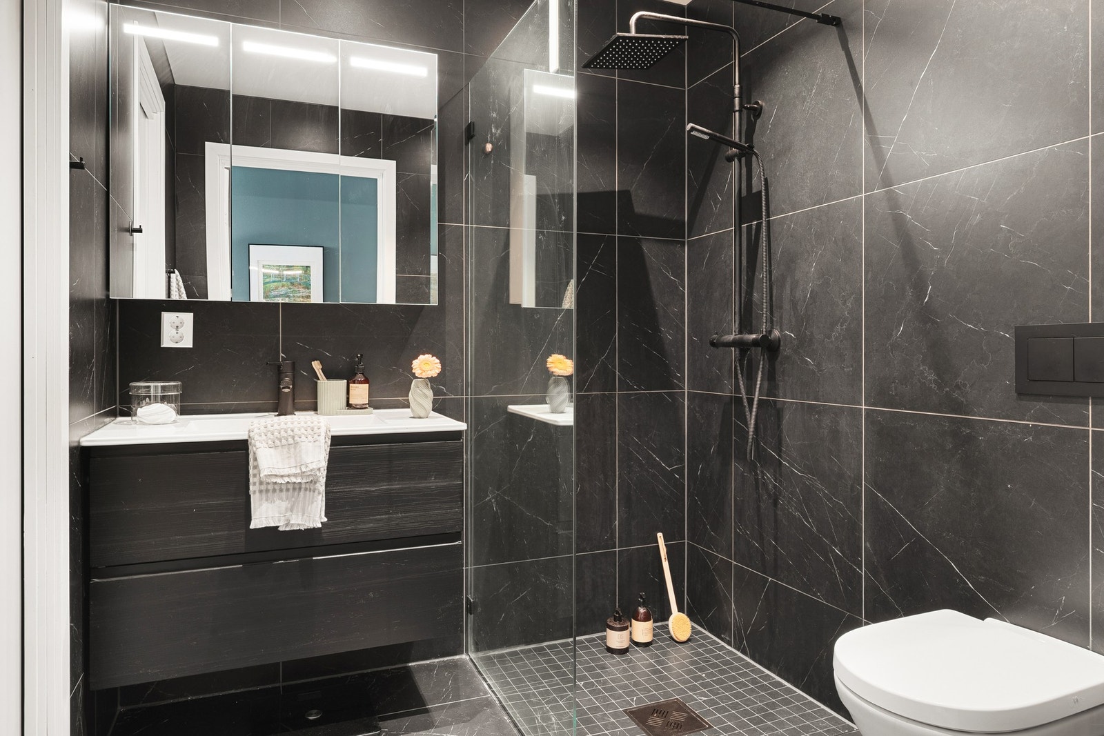 Badet i denne etasjen er på 4 kvm og holder en moderne standard med stilrene materialvalg. Galleribilde