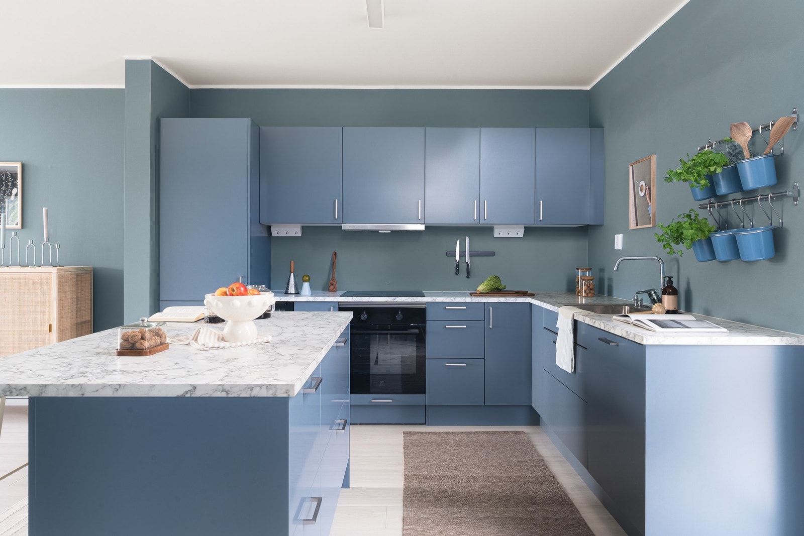 Her får man en moderne og innholdsrik 4-roms eierleilighet over to plan, med gode materialvalg, balansert ventilasjon med varmegjenvinning og en gjennomgående funksjonell planløsning. Galleribilde