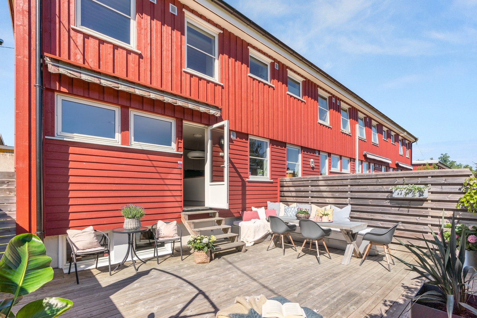 Fra kjøkkenet er det utgang til en herlig terrasse på 38 m². Galleribilde