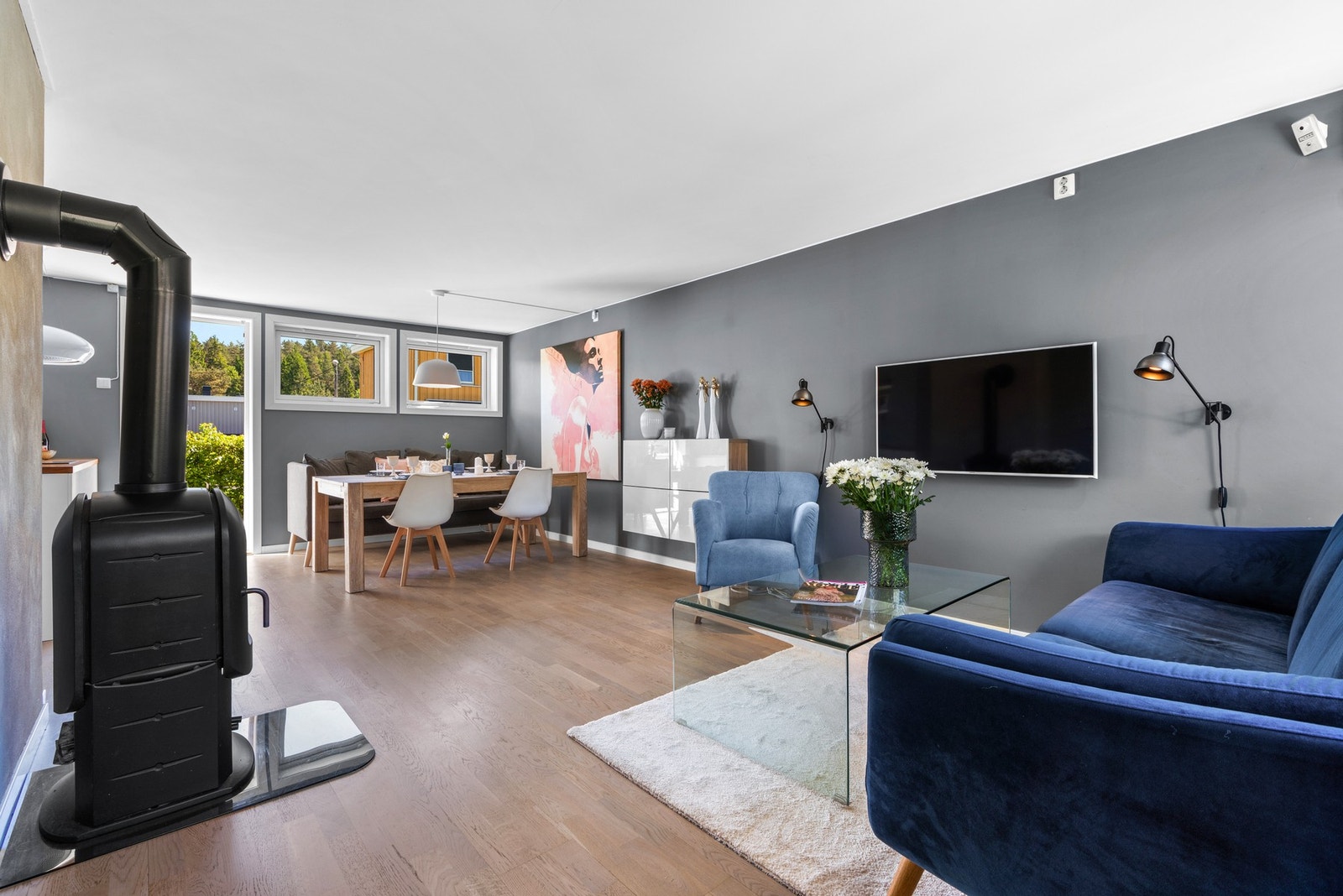 Stuen i første etasje oppleves lys og innbydende, med store vindusflater på to sider som slipper inn rikelig med dagslys. Galleribilde