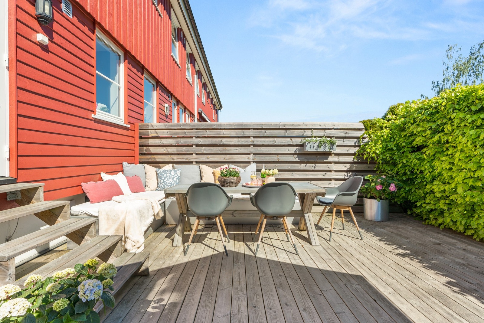 Høye levegger på hver kortside og tett hekk langs ytre bredde sørger for lune og usjenerte forhold. Galleribilde
