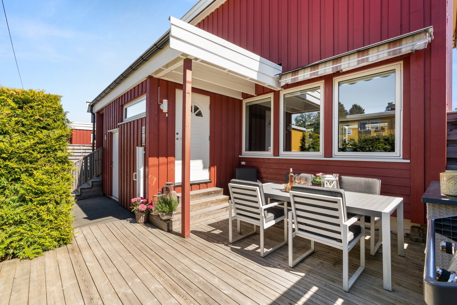 Rekkehuset har er hyggelig inngangsparti med stor solrik terrasse. Galleribilde