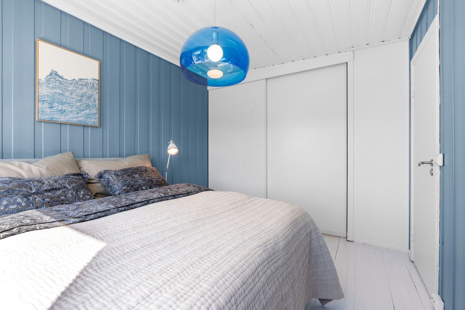 Hovedsoverommet er av god størrelse og fin plass til dobbeltseng med tilhørende møblement. Godt med oppbevaring i skyvedørsgarderobe. Galleribilde