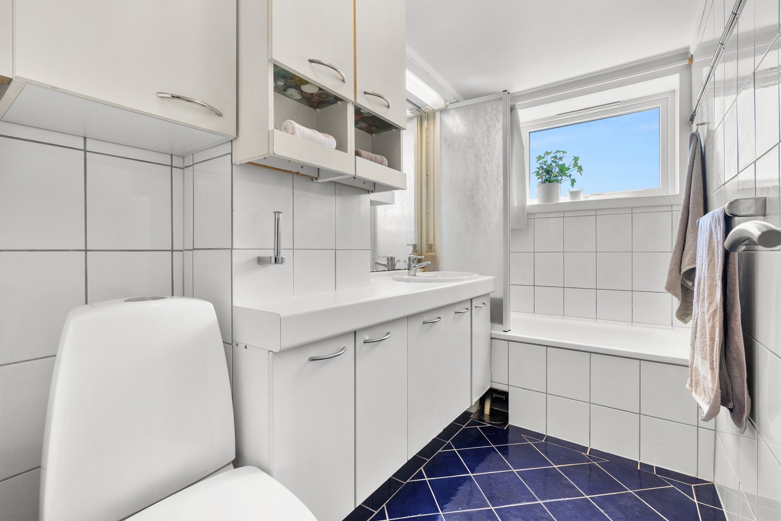 Badet i andre etasje er flislagt og har Innebygd badekar med dusjvegg. Galleribilde