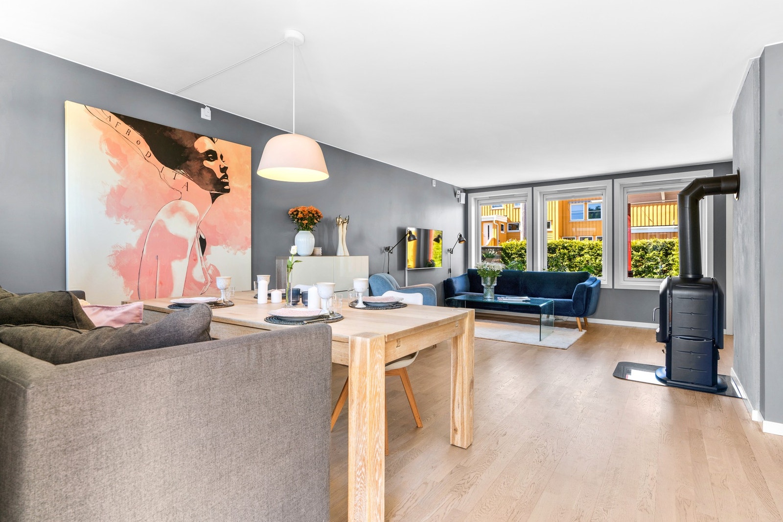 Det er god plass til både spisegruppe og sofakrok. Galleribilde