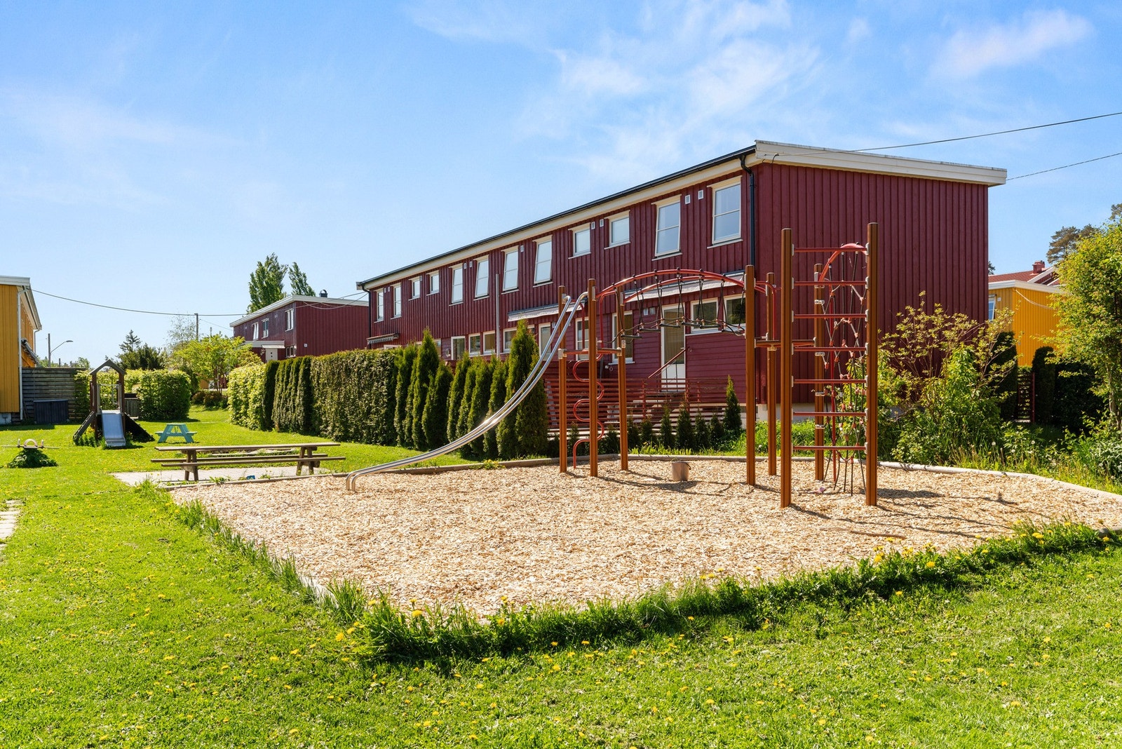 Eiendommen ligger i et særdeles barnevennlig og attraktivt område med nærhet til barnehager, skole og idrettsanlegg. Gangavstand til populære turområder i Østmarka. Galleribilde