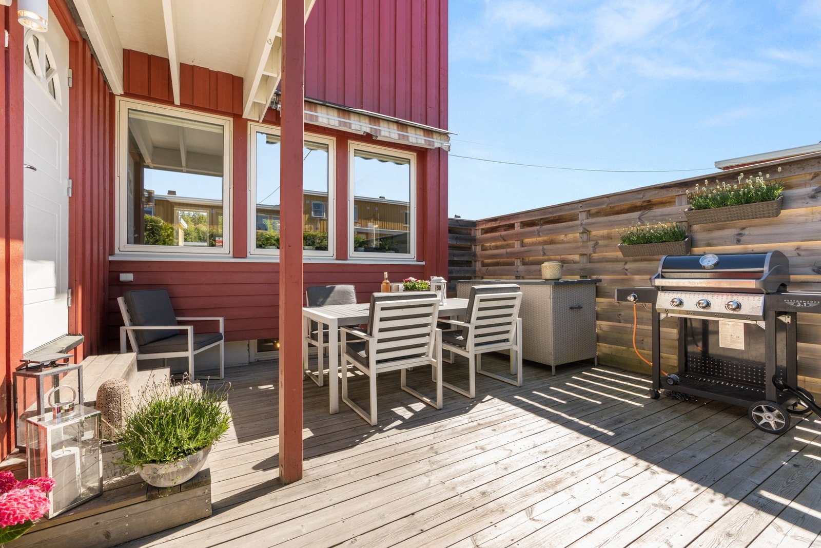 Det er fin plass til utemøbler og grill. Galleribilde