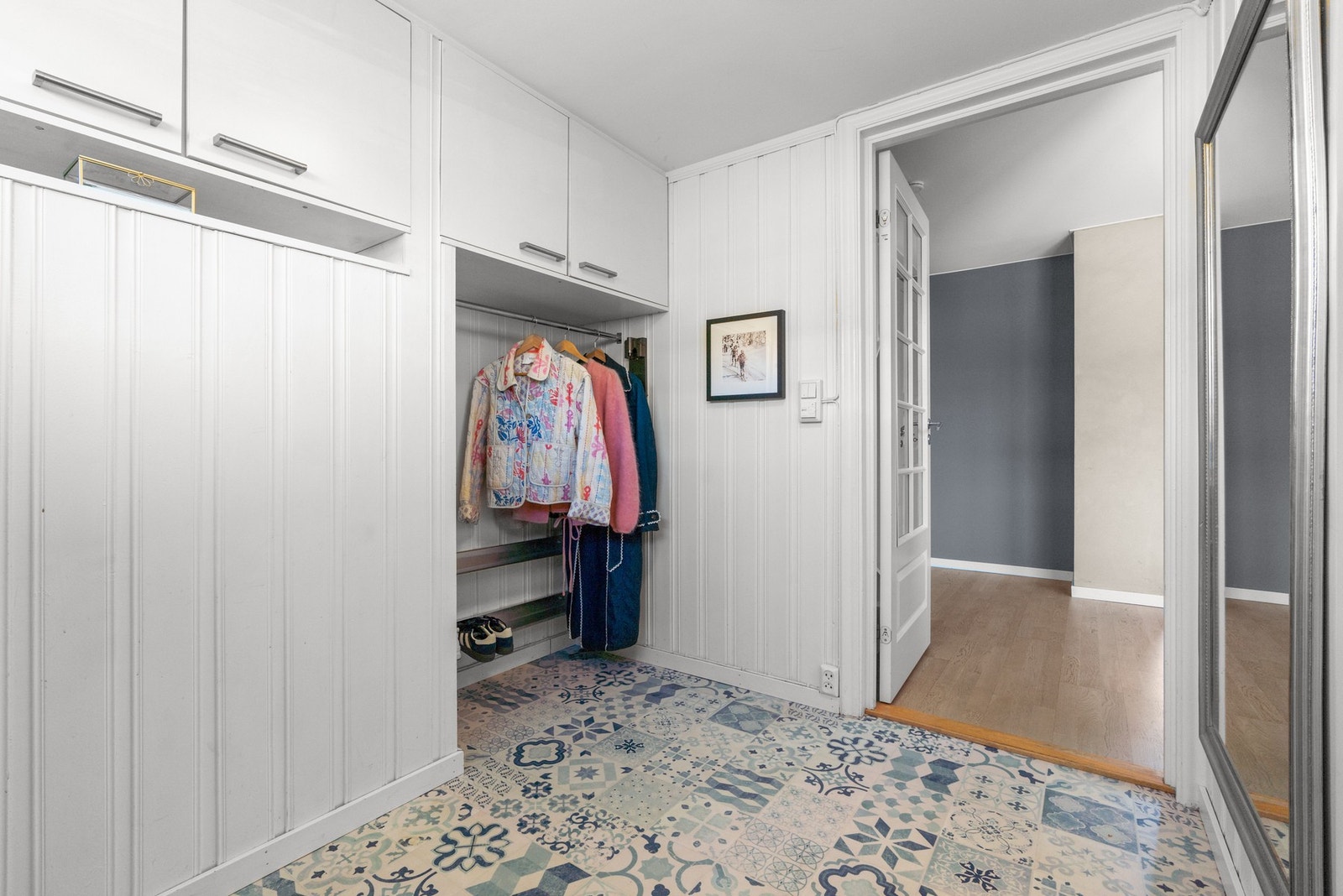 Inne i boligen blir du møtt av en lys og romslig entré. Galleribilde