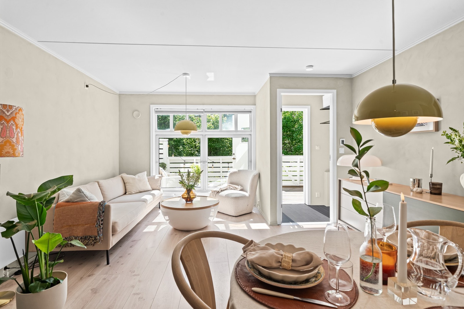 Gjennomgående lys stue med plass til både sofa og spisebord - legg merke til den fine sammenhengen mellom inne- og utearealet. Galleribilde
