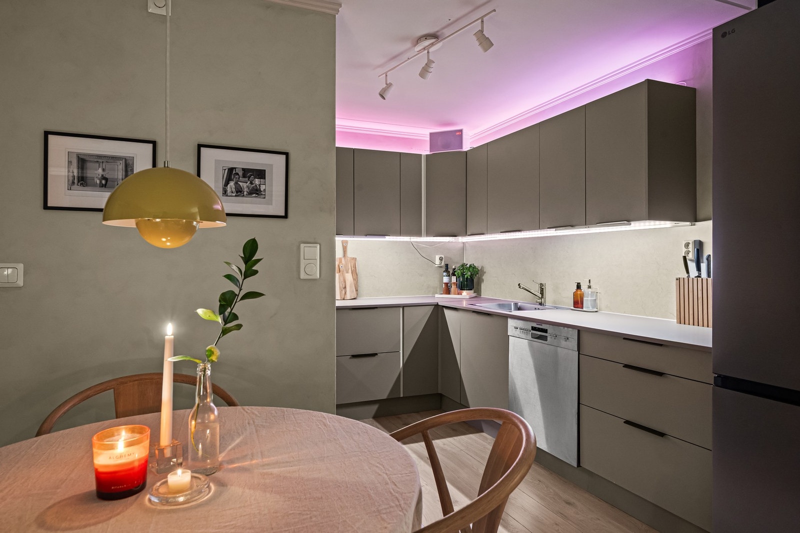 Stemningsfullt HTH-kjøkken på kveldstid med smart LED-belysning - den praktiske U-formen gir god arbeidsplass og rikelig med skap. Galleribilde