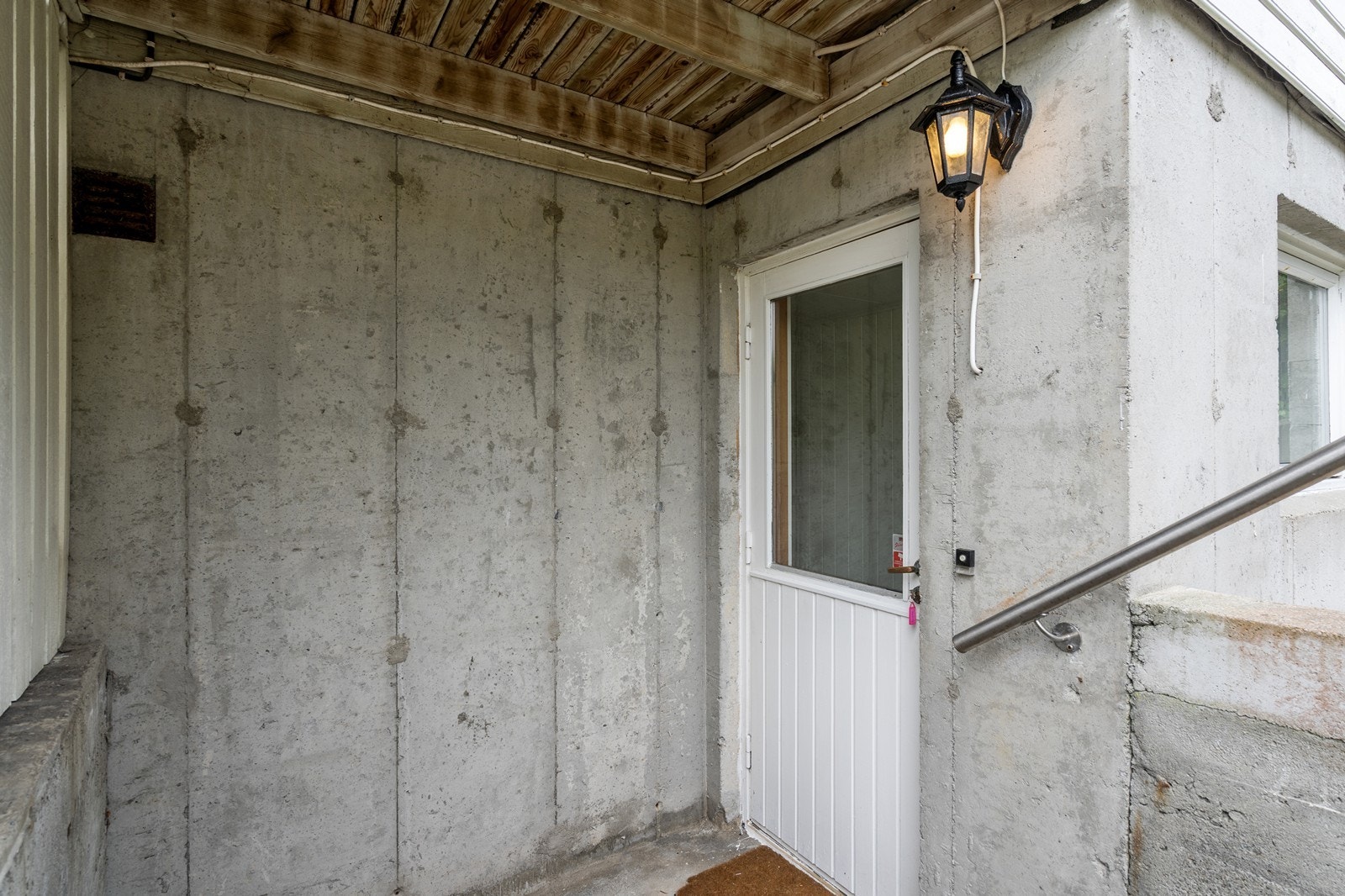 Inngang til separat sokkelleilighet. Galleribilde