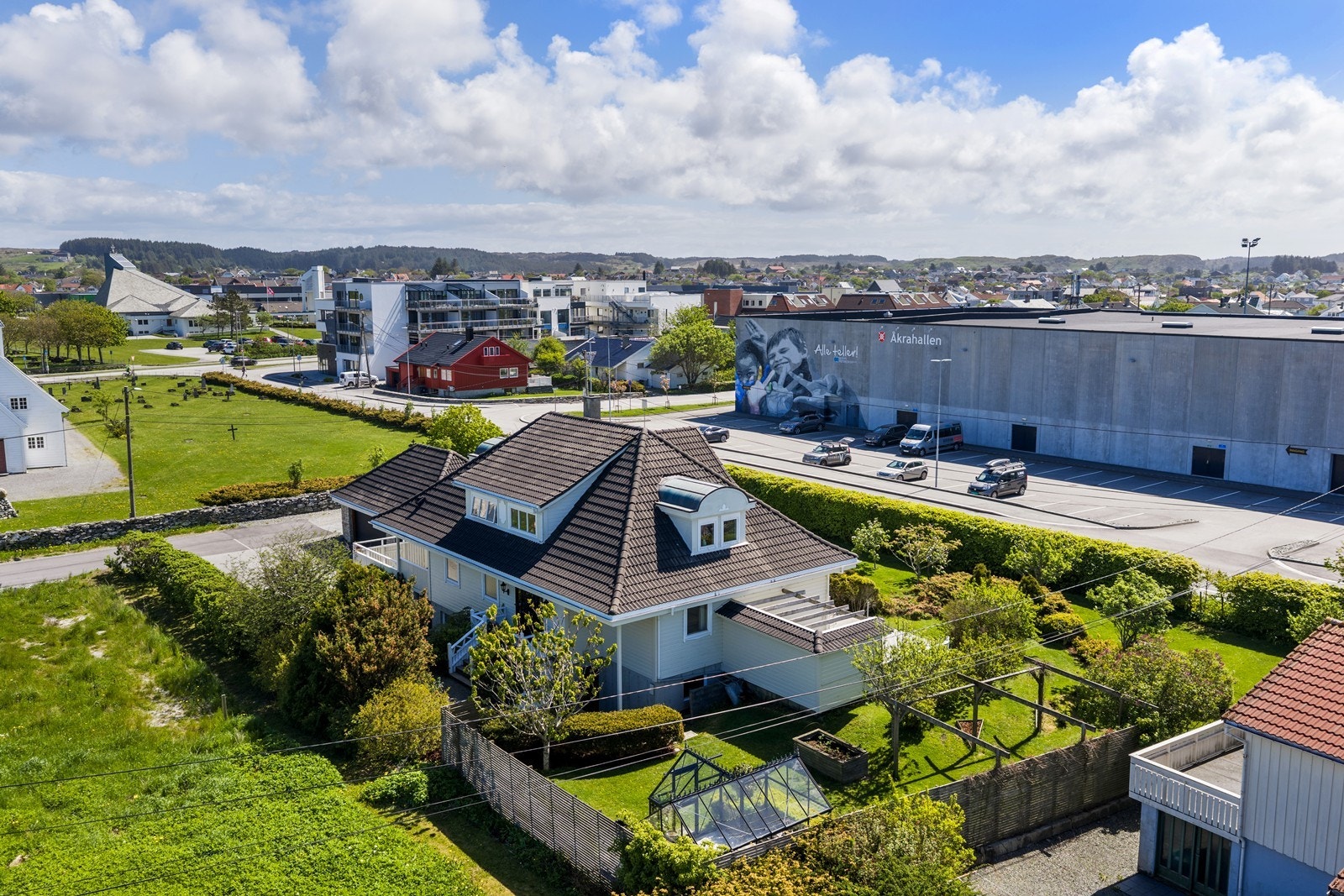 Fra eiendommen har du kort gangavstand til hverdagslige fasiliteter som skoler, barnehager, idrettsanlegg, dagligvare, sentrum og Åkrasand. Galleribilde