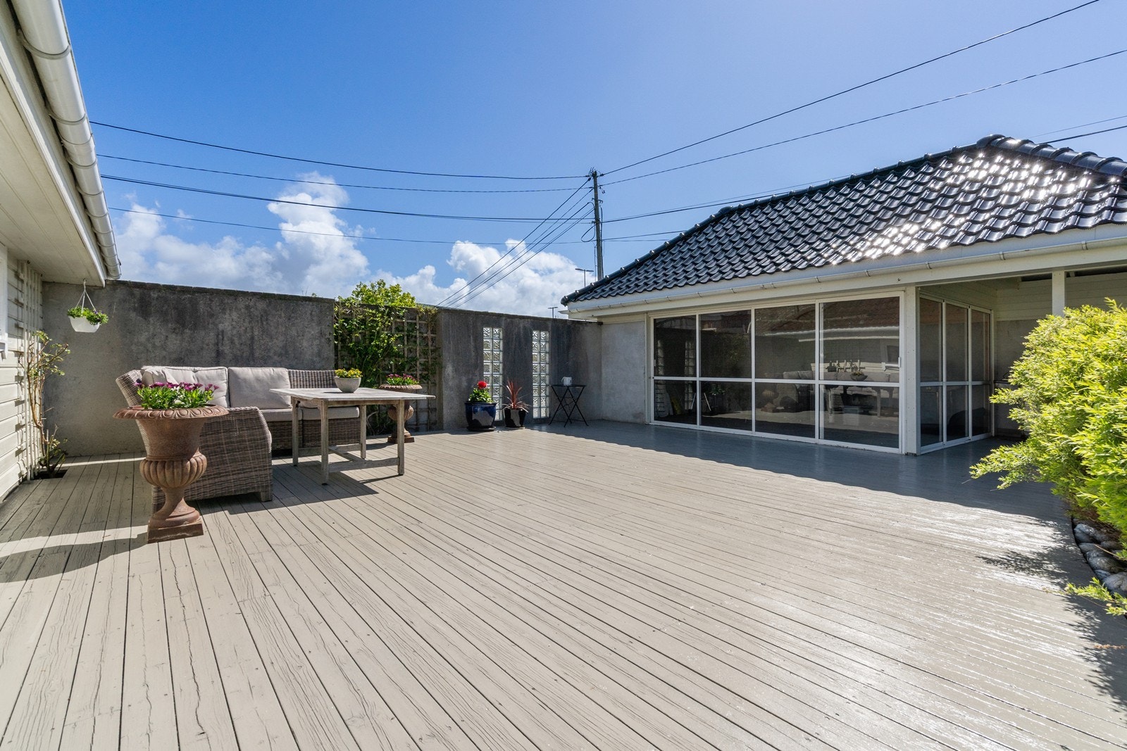 Fantastisk terrasse sør/vest vendt. Her har du virkelig god plass til å samle venner, bekjente og familie. Eier opplyser at dette er et lunt og fint område. Sommerstue med skyvedører. Galleribilde