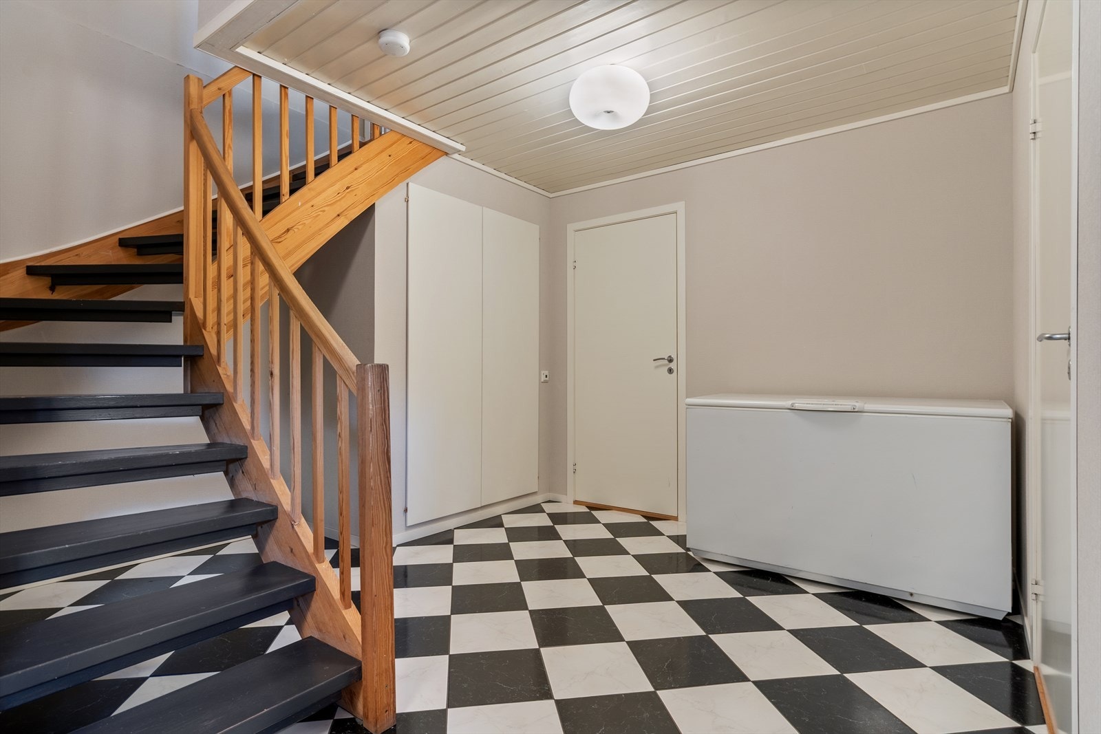 Stort trapperom med muligheter for oppbevaring. Ytterligere 3 boder i denne delen av kjelleren. Gode oppbevaringsmuligheter. Galleribilde