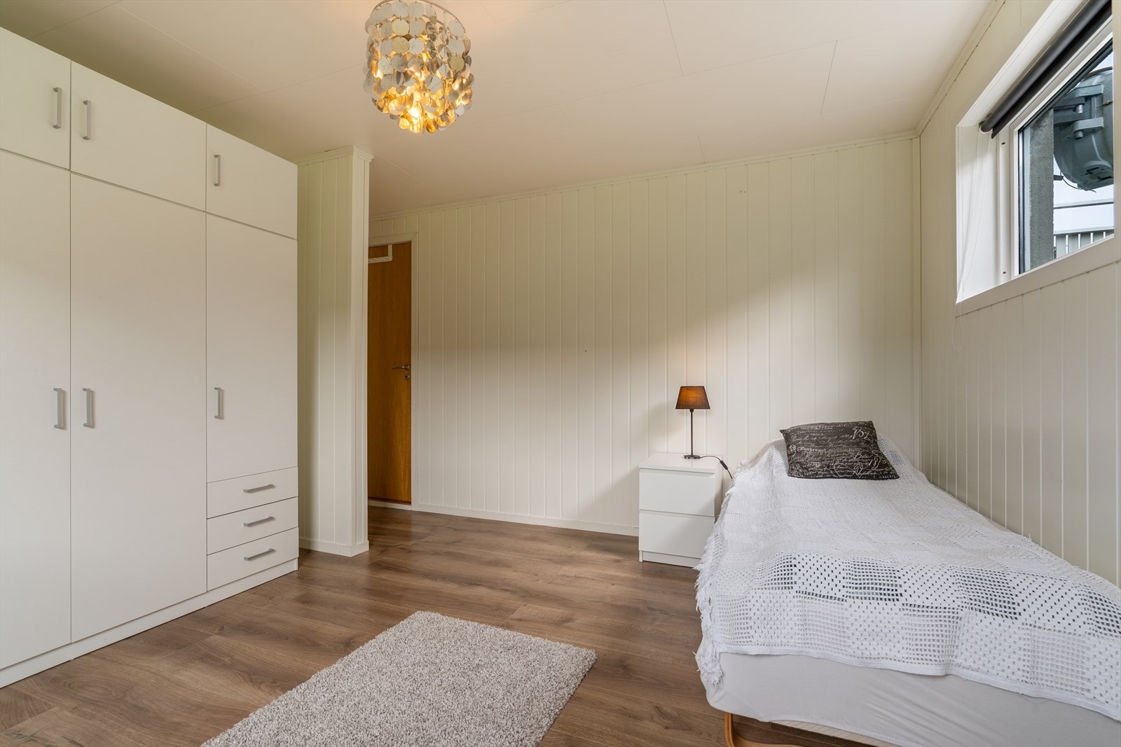 Soverom 1 leilighet med garderobe. Galleribilde