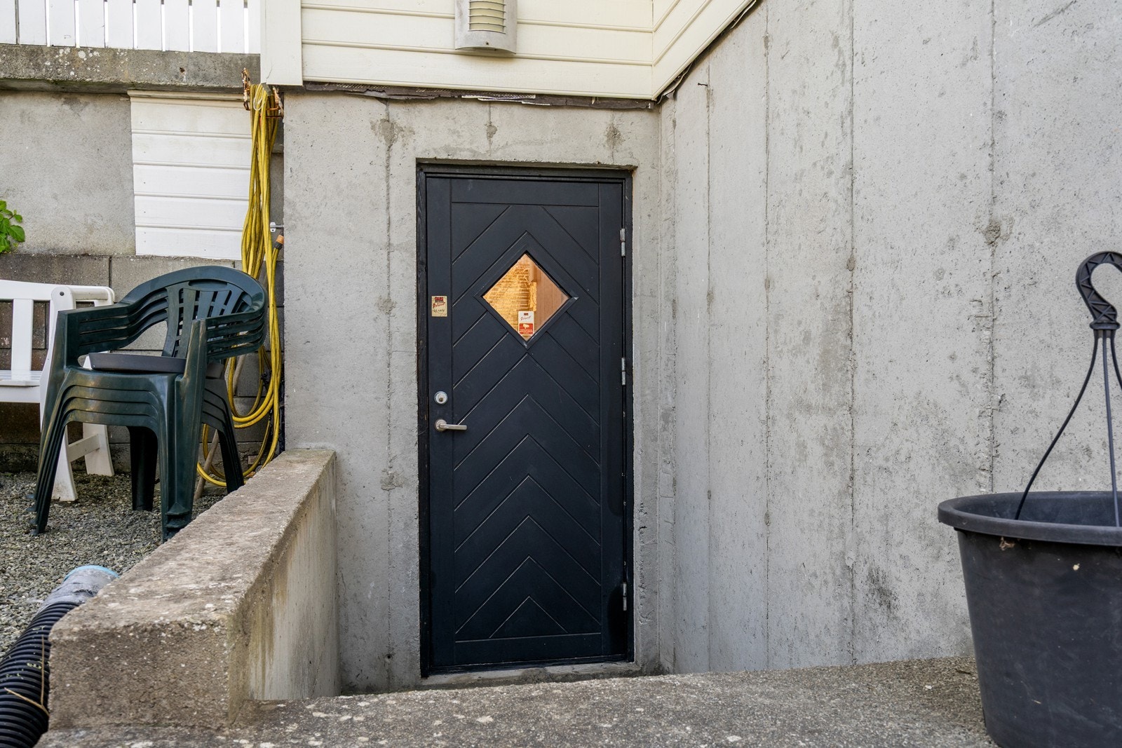 Utvendig inngang til kjeller hoveddel. Galleribilde