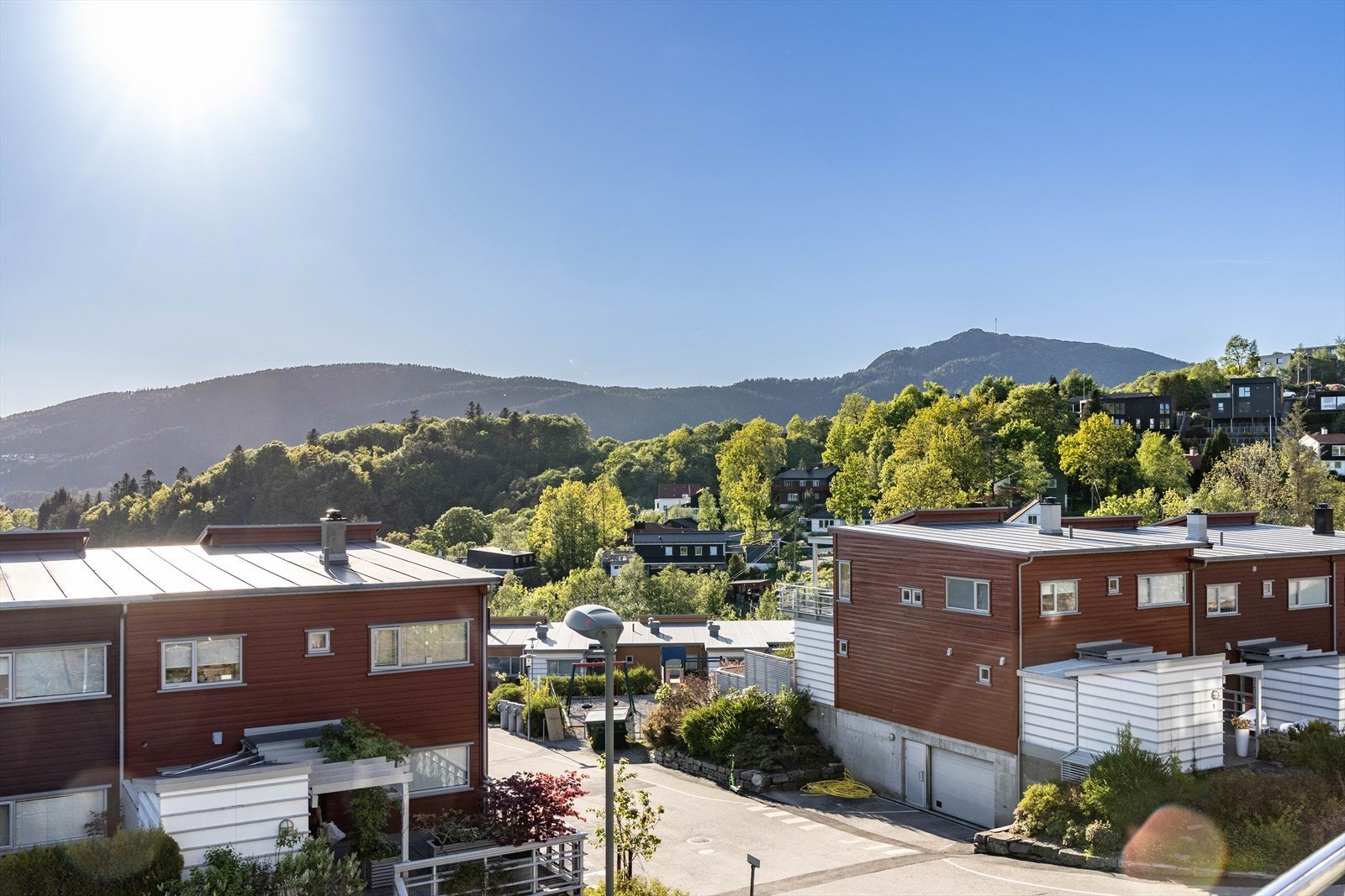 Boligen har en god beliggenhet med gangavstand til bussholdeplass, dagligvarebutikk, skoler og barnehager. Galleribilde