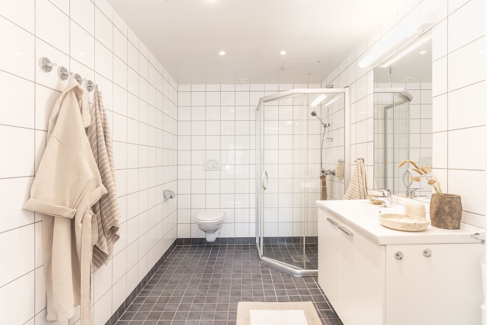 Boligen har to flislagte bad på 5,8 m² og 3,5 m², begge med stilren utførelse. Galleribilde