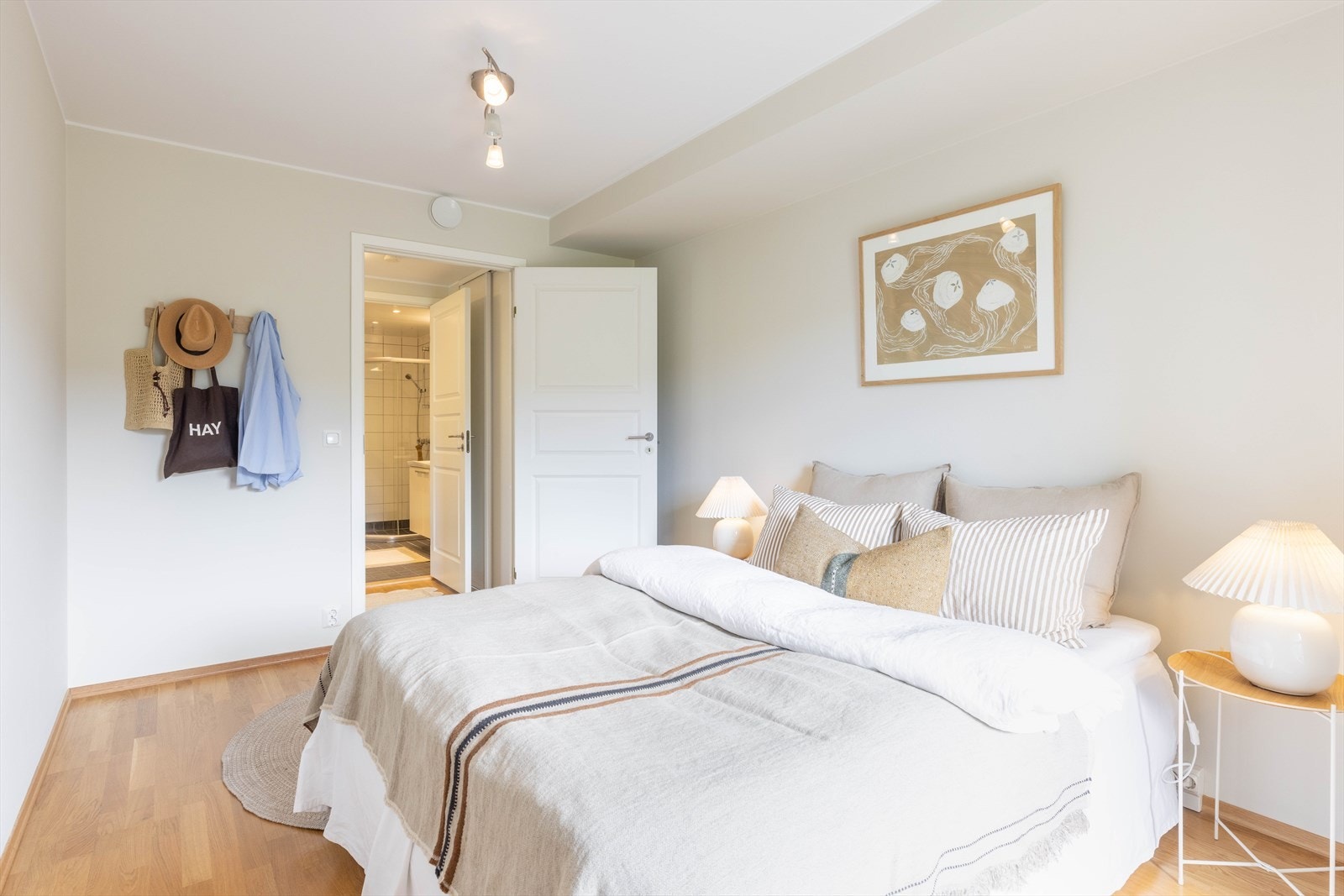 Leiligheten har to soverom på 12,7 m² og 6,2 m². Galleribilde