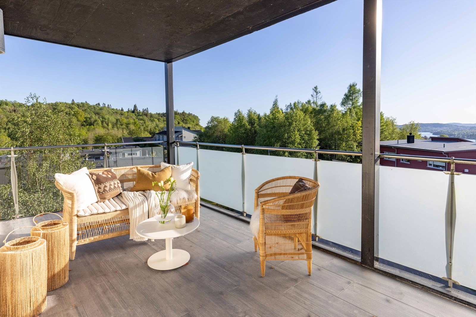 Stor og solrik terrasse, her nyter du de fine dagene til det fulle Galleribilde