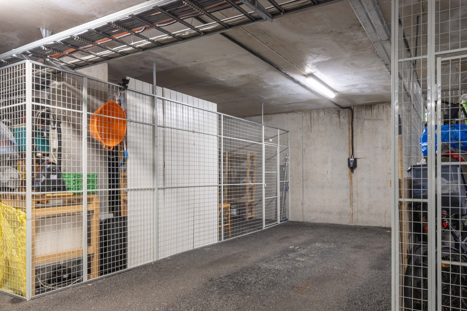 Fast parkeringsplass i garasjeanlegg. Galleribilde