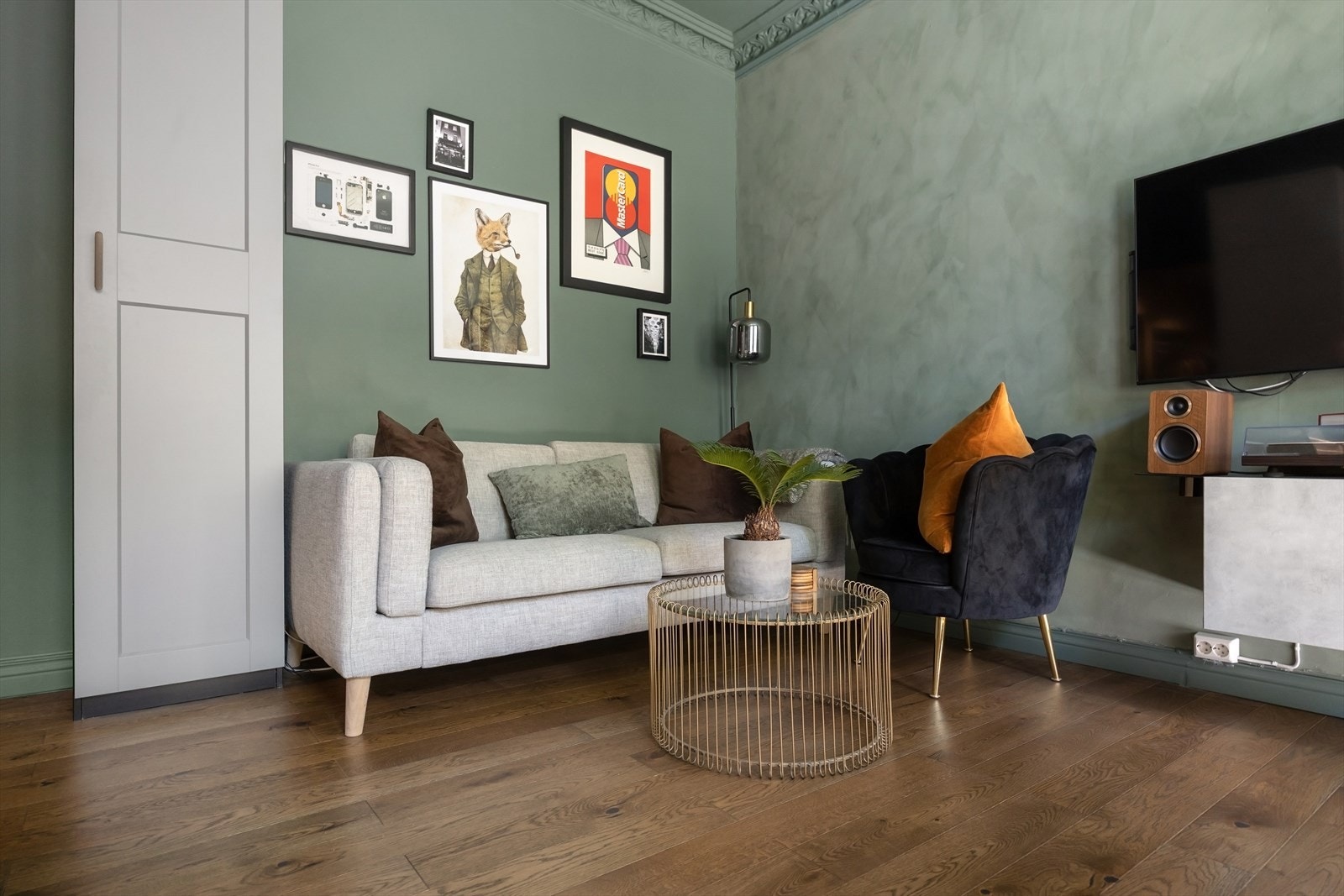 Det er fin plass til egen sofakrok i stue. Galleribilde