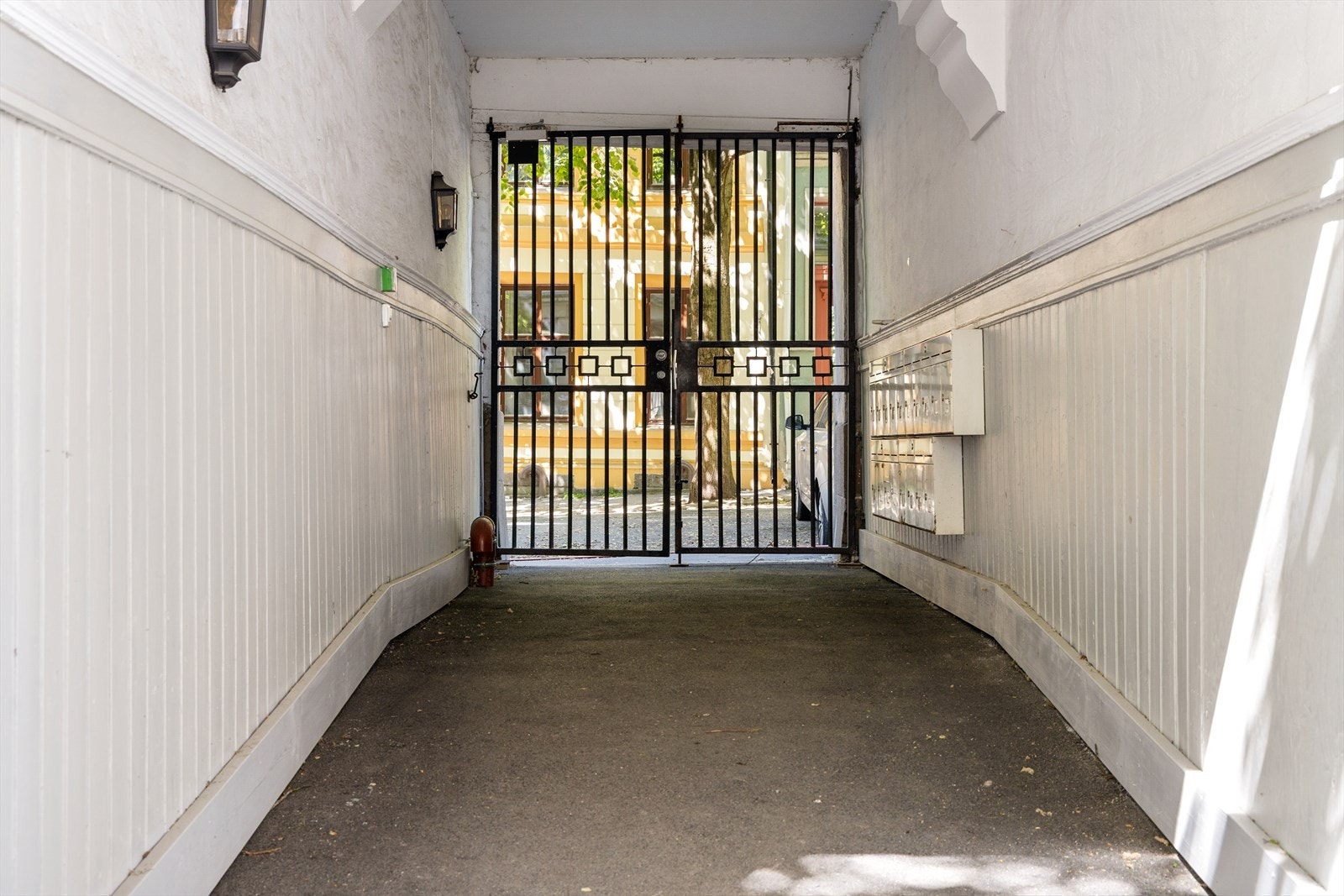 Klassisk portrom som leder inn til den rolige bakgården. Galleribilde