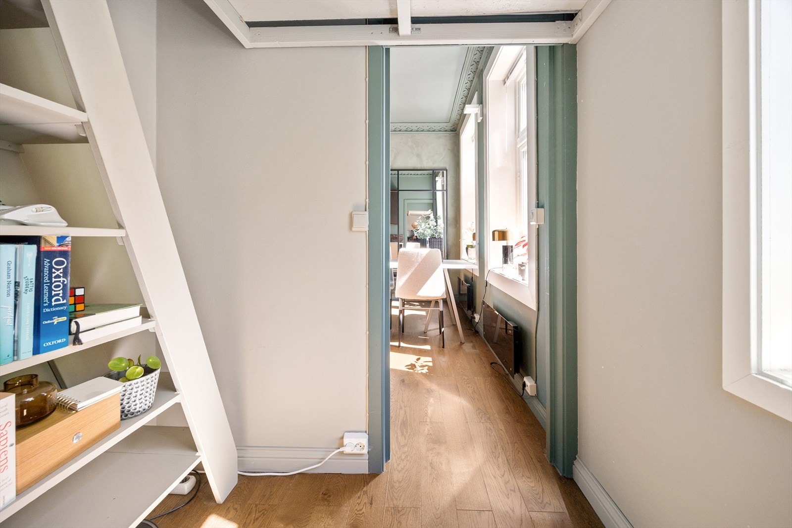 Rommet har en smart og arealeffektiv planløsning med oppbygget seng samt god plass til både skrivebord og oppbevaring. Galleribilde