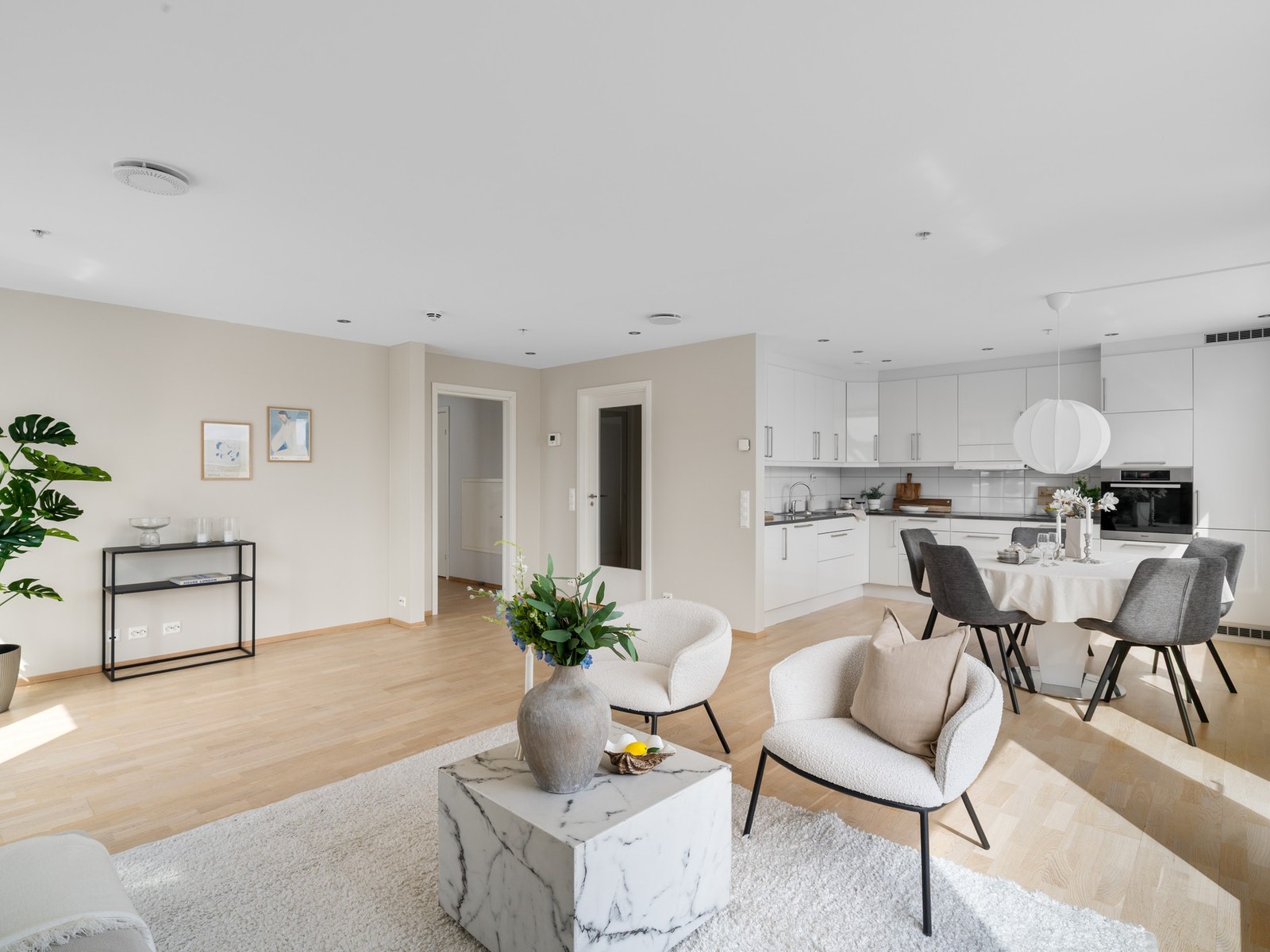 Den åpne løsningen mot spiseområdet skaper en sosial atmosfære, perfekt for både til hverdags og når du har gjester. Galleribilde