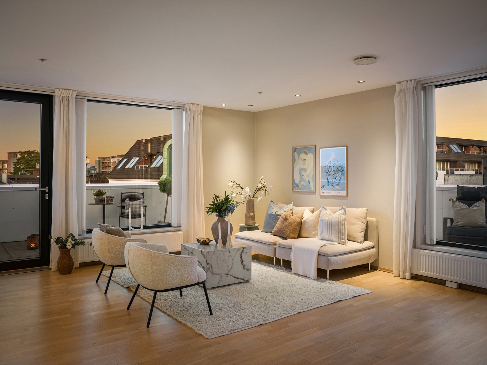 En åpen og sosial planløsning, perfekt for samvær og middager i hyggelige omgivelser. Galleribilde