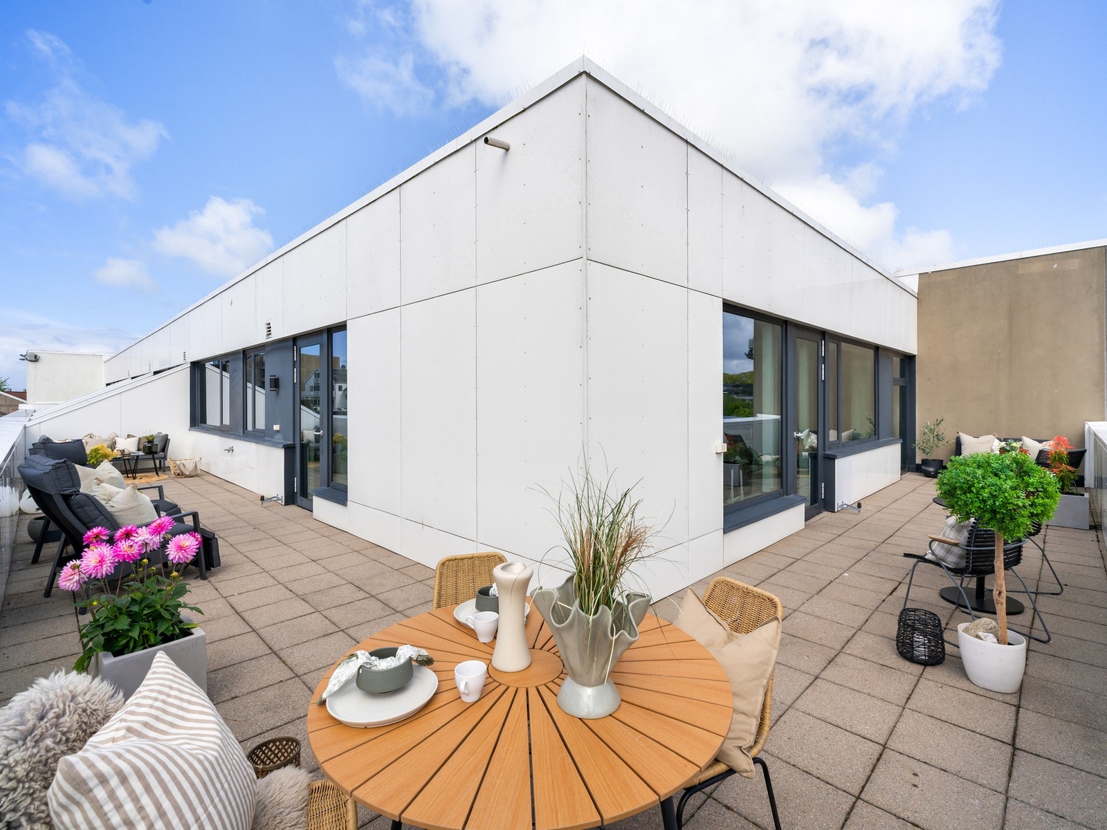 Fra stue/kjøkken kommer man ut til boligens romslige terrasse. Galleribilde