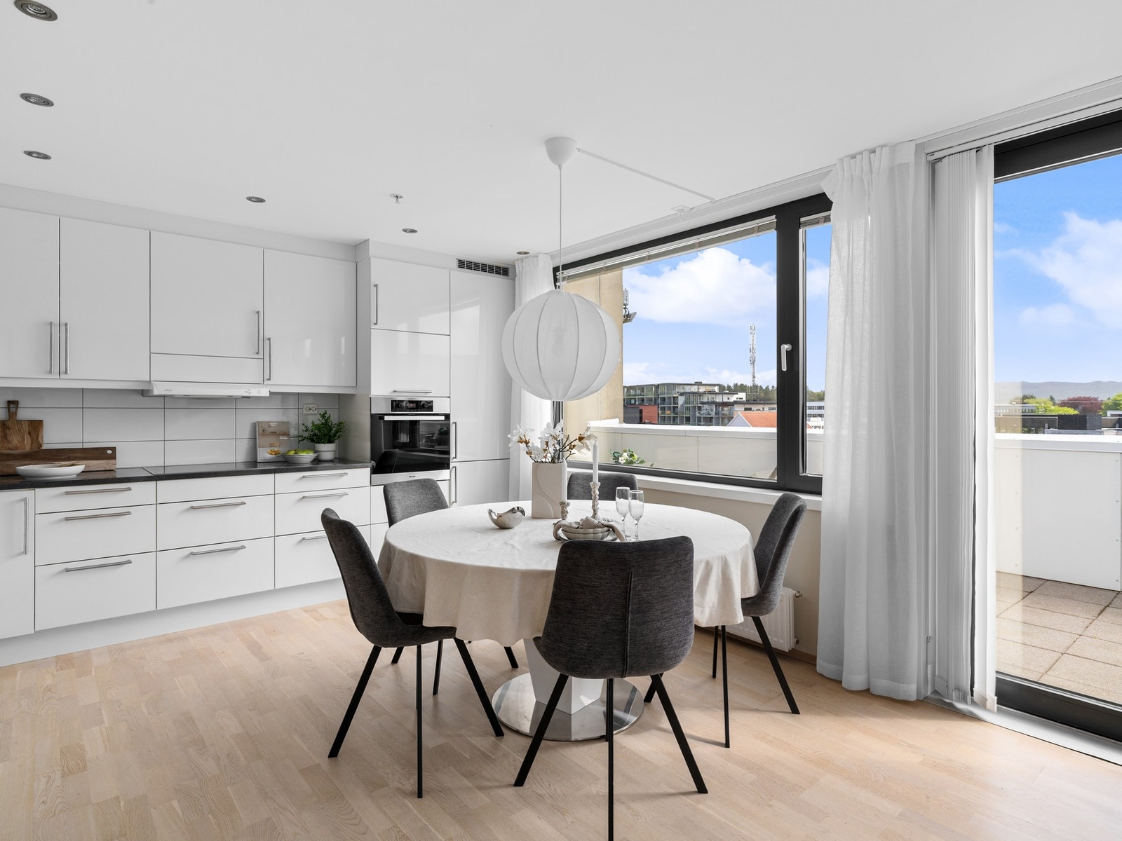 Leiligheten har et moderne og funksjonelt kjøkken med stilrene, slette fronter og benkeplate i laminat. Galleribilde