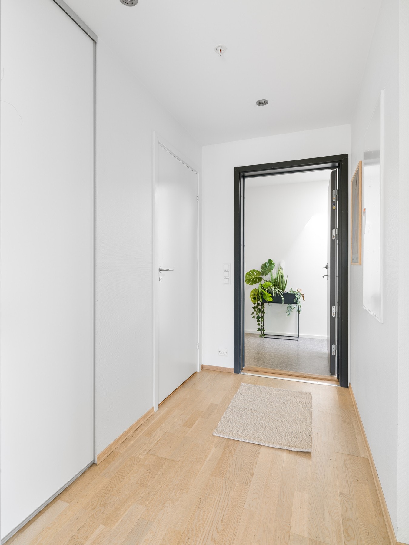 Her er det plass til å henge fra seg yttertøy og sette fra seg sko. Galleribilde