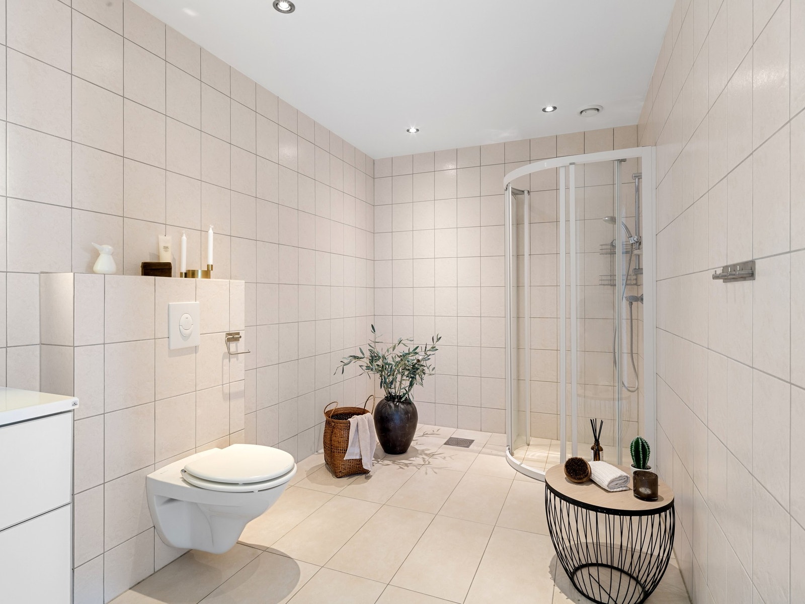 Badet har flislagt gulv og vegger, som gir et tidløst og moderne uttrykk. Galleribilde