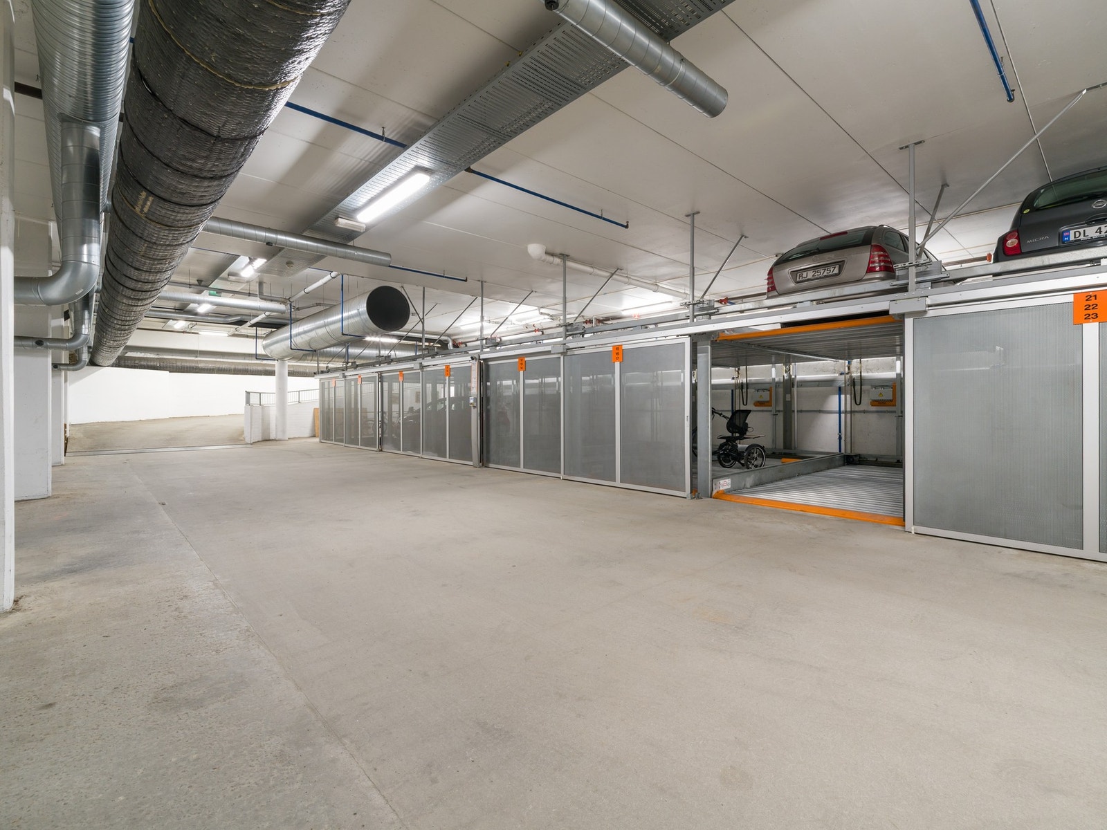 Leiligheten har parkering i lukket garasjeanlegg. Galleribilde