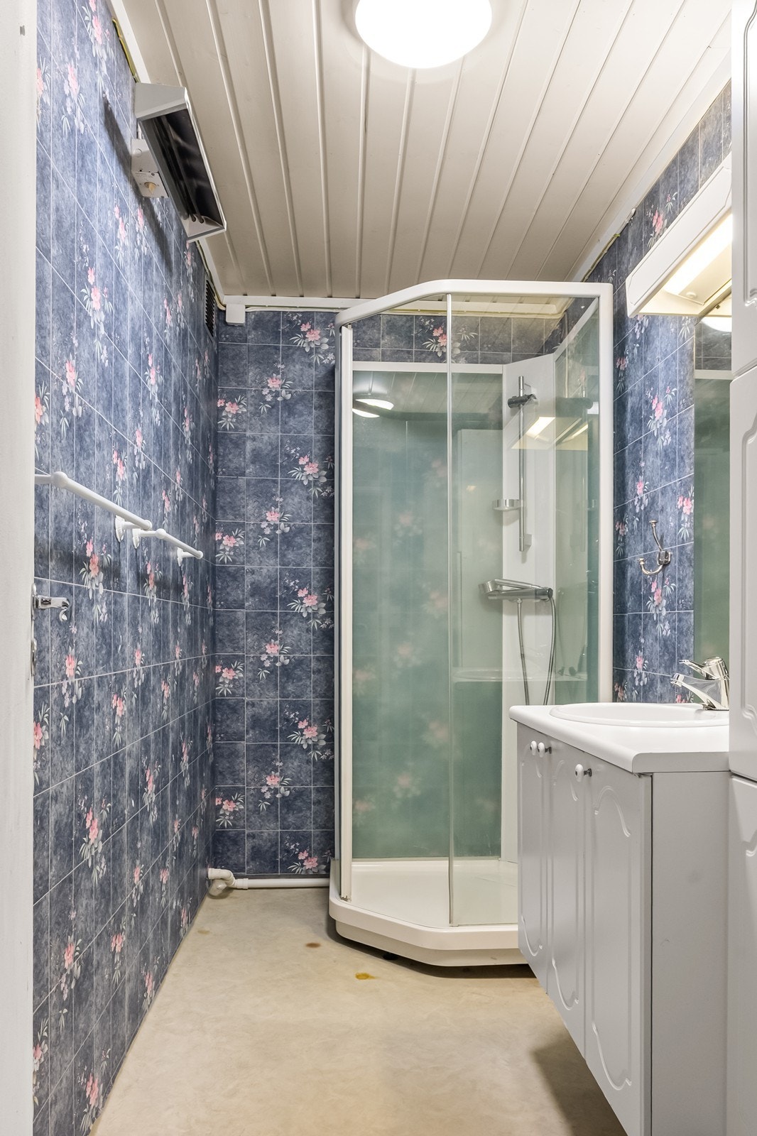 Røropplegg ligger åpent, og rommet har panel i himlingen. Badet i kjelleren er av eldre dato, utstyrt med dusjløsning og servant. Galleribilde