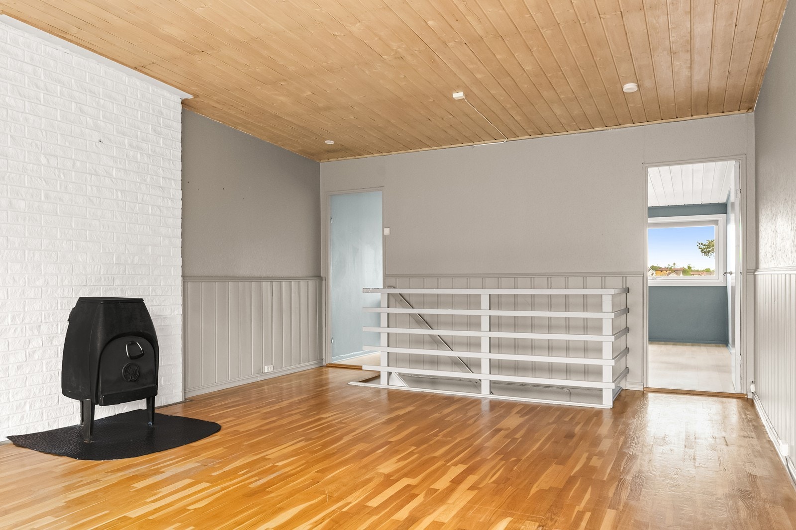 Rommet har brystpanel på veggene og panel i himlingen. Galleribilde