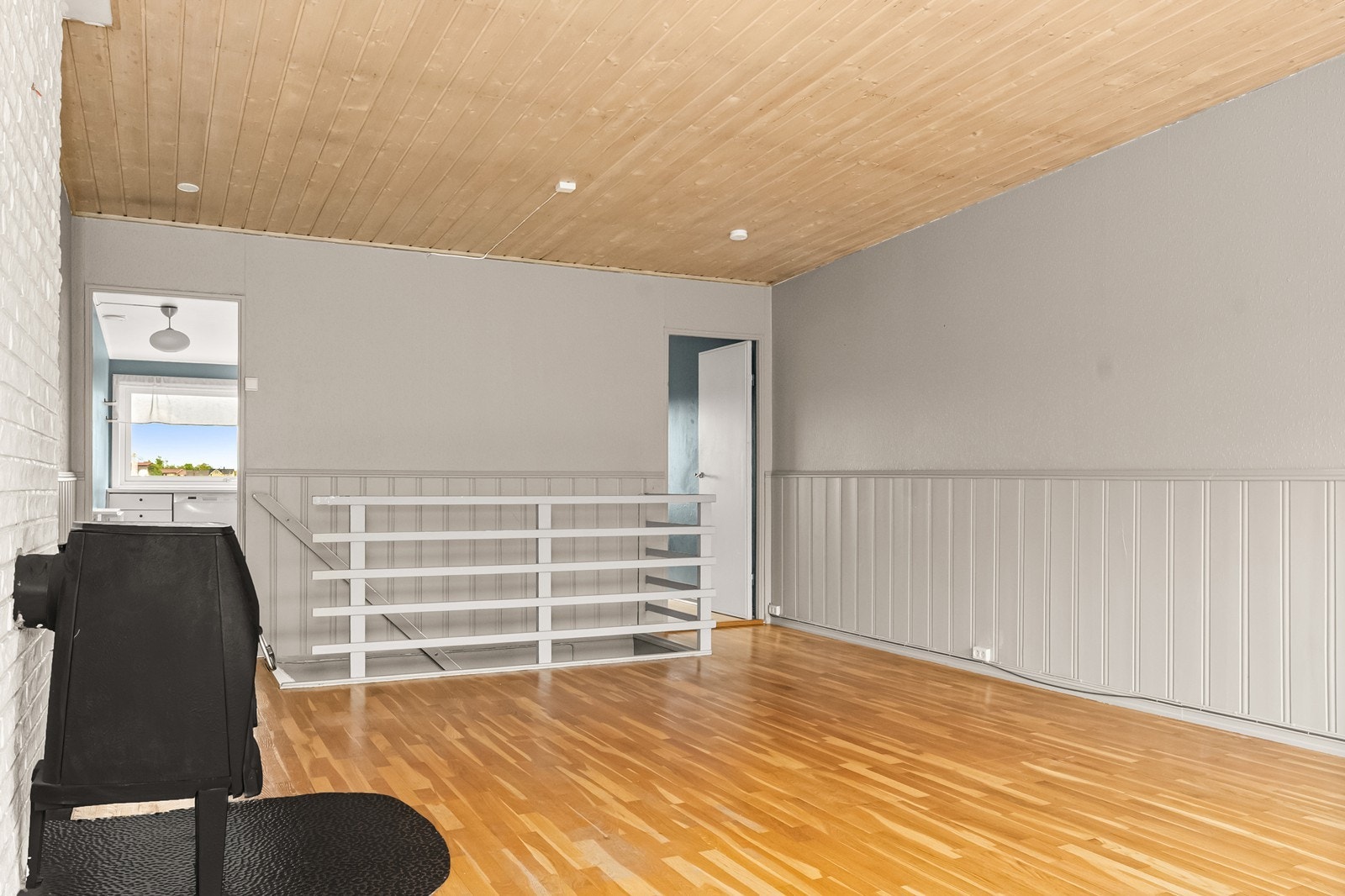 Fra stuen er det åpen sikt mot kjøkkenet og trappenedgangen. Galleribilde