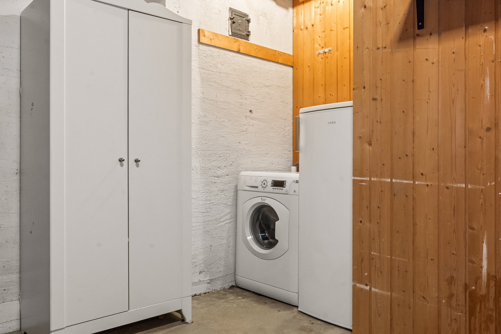 Uinnredet kjellerrom med betonggulv gir gode lagringsmuligheter. Galleribilde