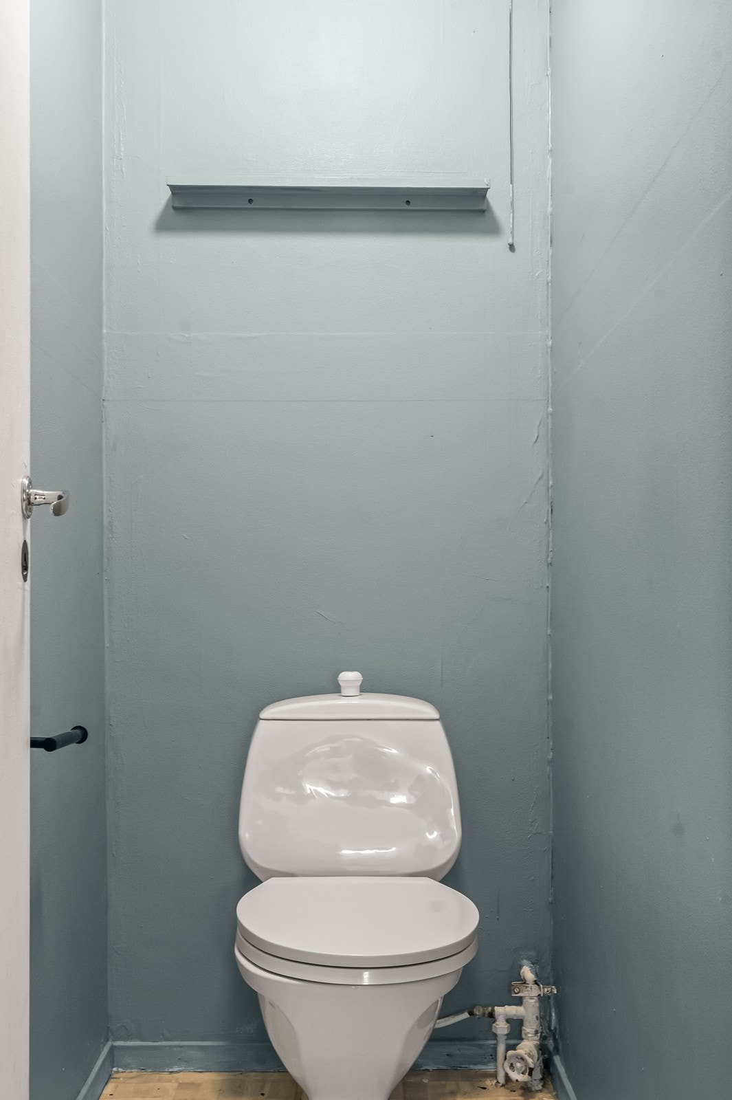 Separat toalettrom med belegg på gulv og malte vegger. Galleribilde