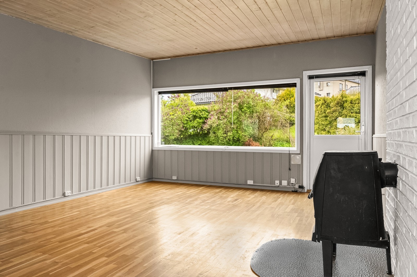 Fra stuen er det utgang til en terrasse på ca. 16 m² og en egen hageflekk. Galleribilde