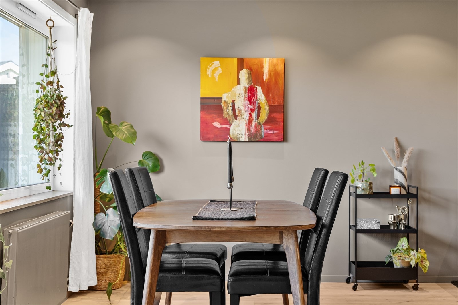 Oppvarming skjer via radiatorer tilknyttet felles varmeanlegg. Galleribilde