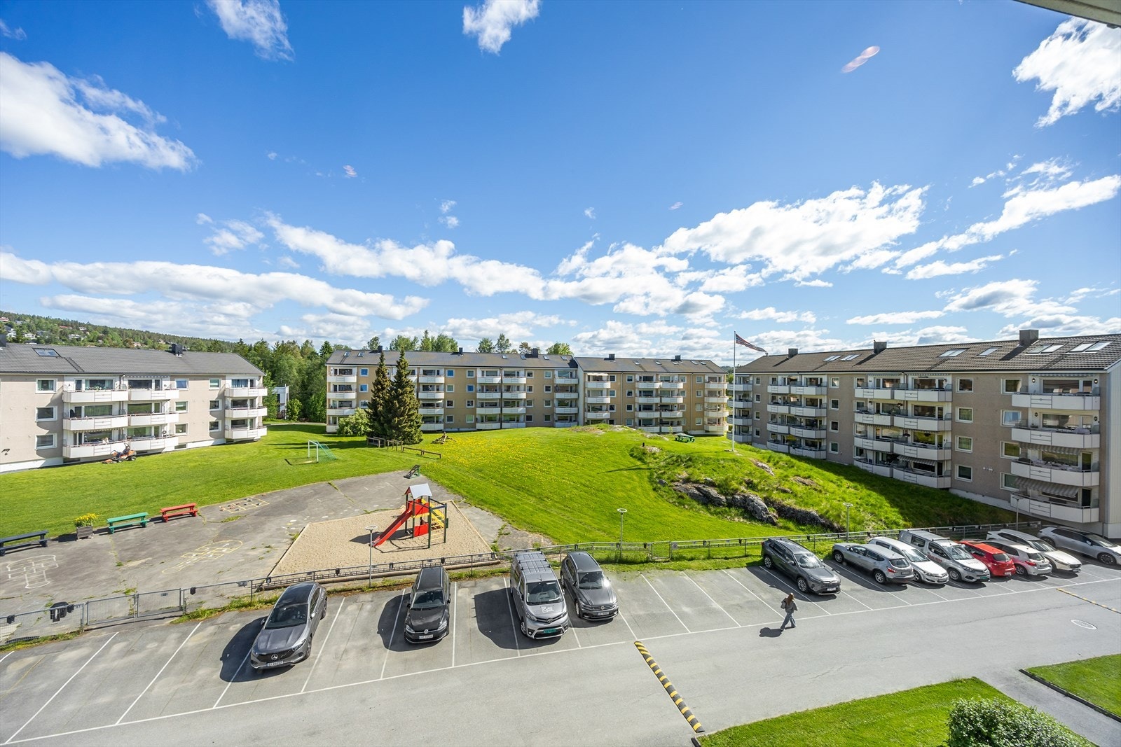 Tomten er opparbeidet med grøntarealer, lekeplass, parkeringsplass og internveier. Galleribilde