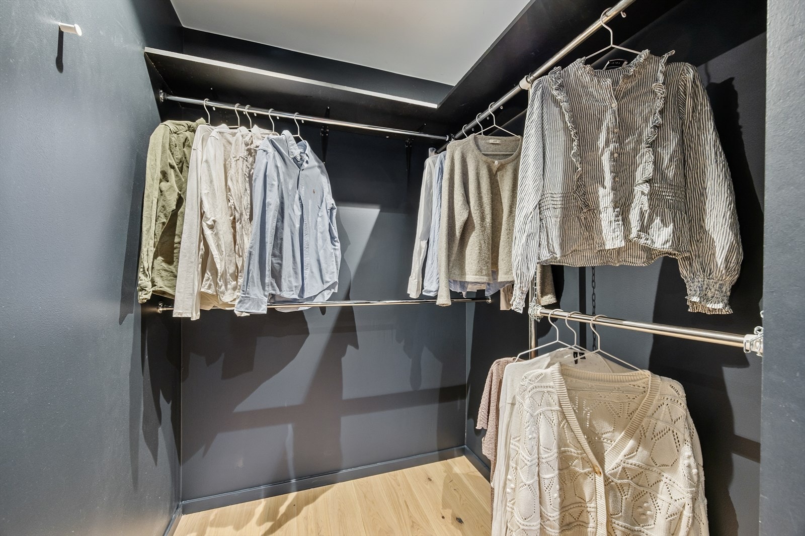 Omkledningsrommet gir rikelig og oversiktlig oppbevaringsplass. Galleribilde