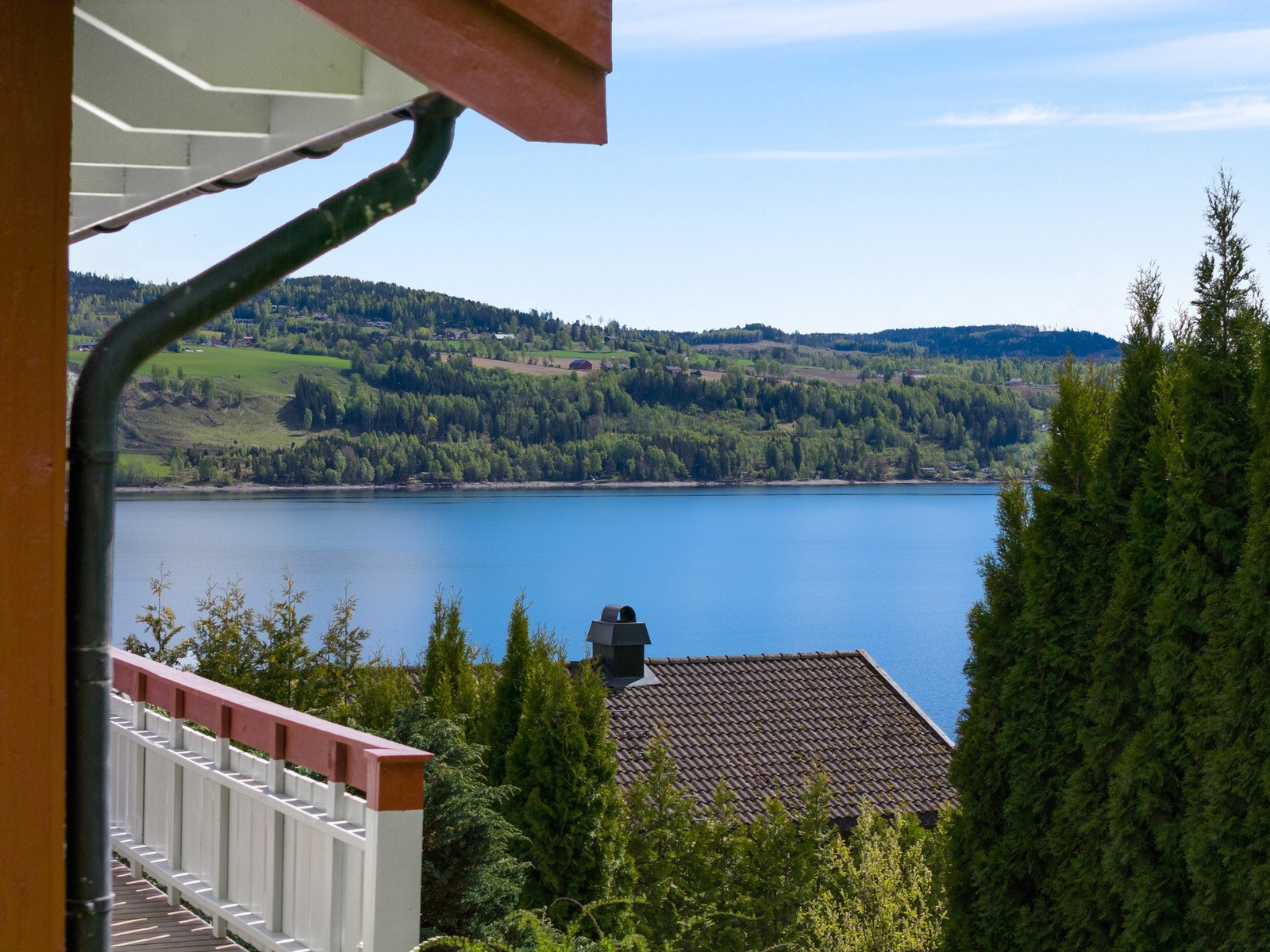 Boligen er beliggende på Vingnes med fantastisk utsikt over Mjøsa og mot Lillehammer by. Galleribilde