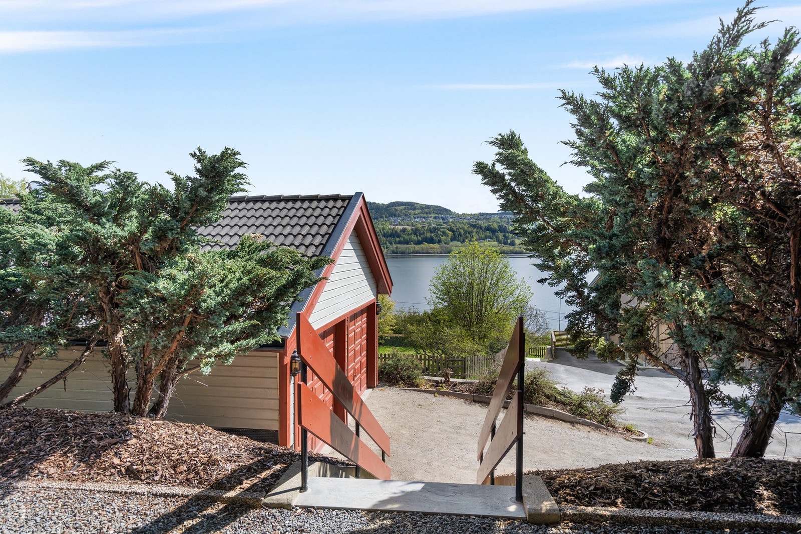 Gruset adkomstvei og gårdsplass. Galleribilde