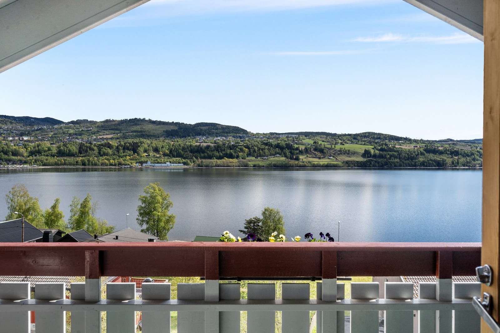 Gangavstand til Vingnesvika med bademuligheter og til båthavna på Vingnes. Galleribilde