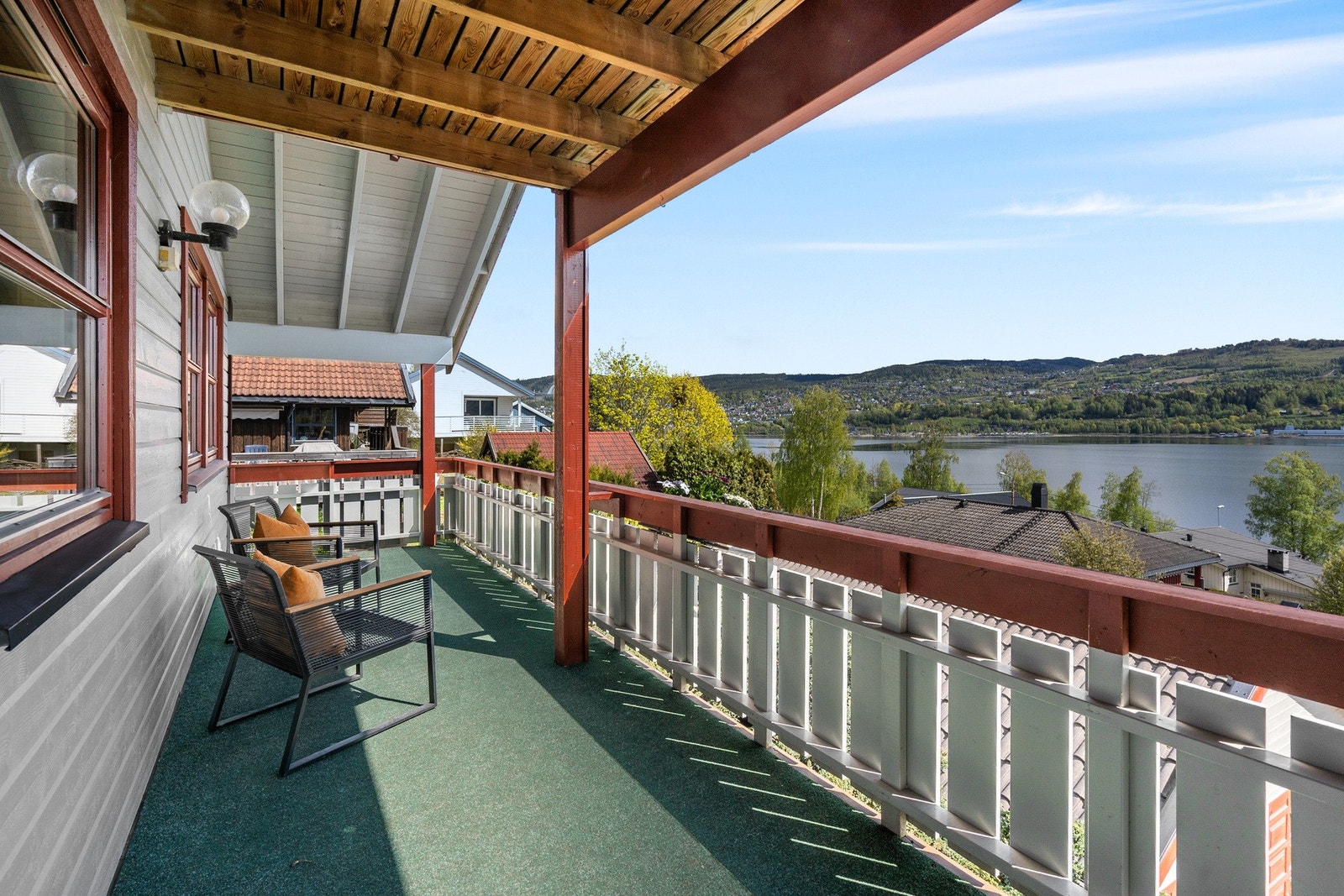 Fra stuen er det direkte utgang til en romslig og delvis overbygget veranda. Galleribilde